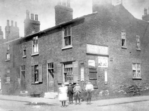 1901. View of cottages on north side of Back Nile Street, looking from Bridge Street. Image  Leeds Library and Information Service, www.leodis.net 